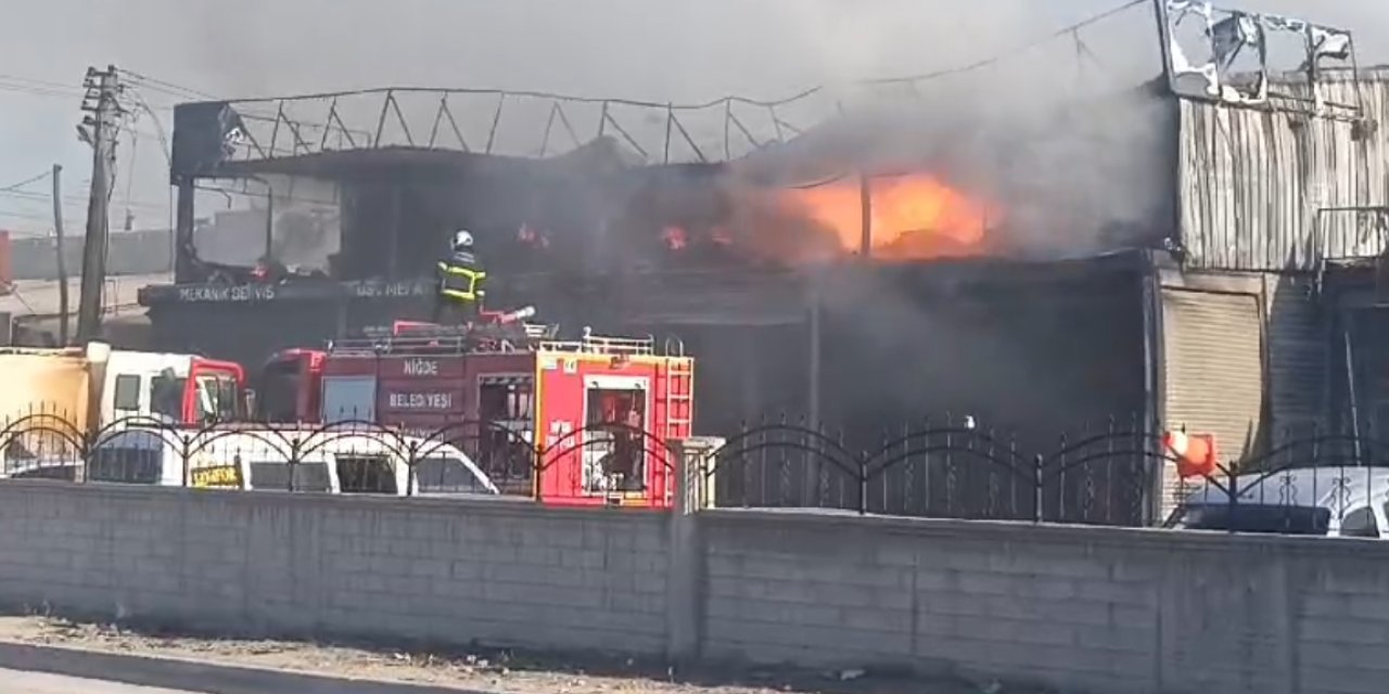 Niğde'de otomobil tamirhanesinde yangın