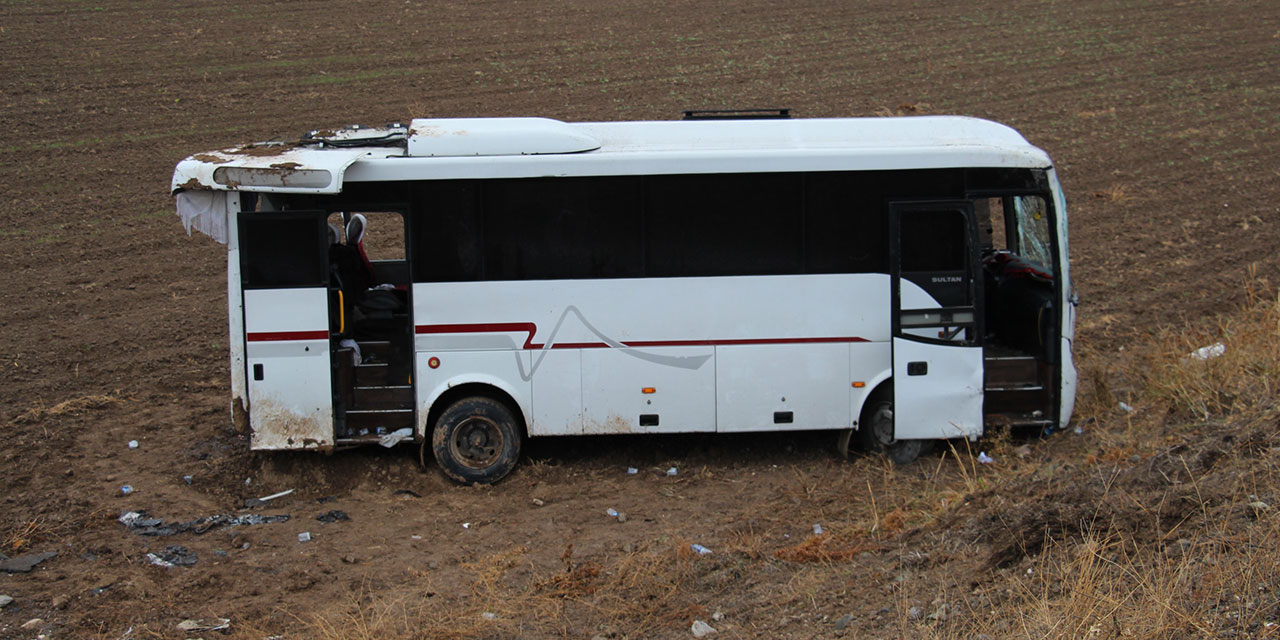 Cenazeye gidenleri taşıyan midibüs, şarampole devrildi: 29 yaralı