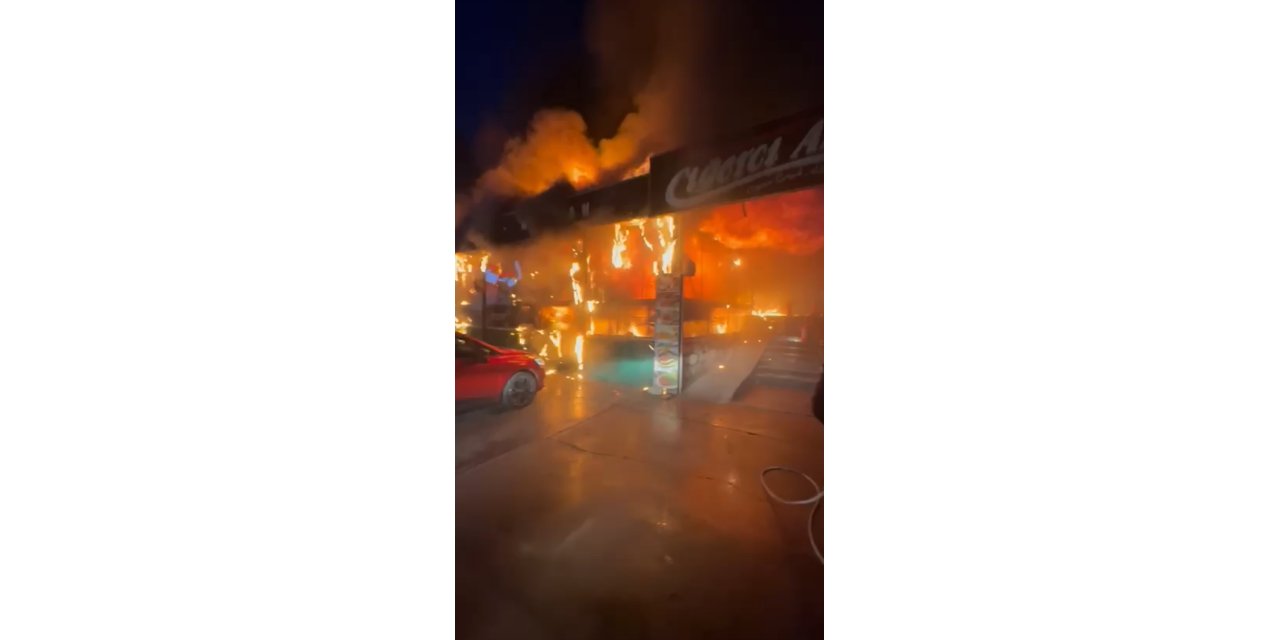 Temizlik işçisinin öldüğü, 17 kişinin etkilendiği restoran yangınındaki panik ve korku kamerada