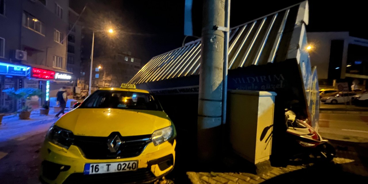 Bursa'da lodos etkili oldu; otobüs durağı yerinden söküldü, sokaktaki atık giysi dolabı araçların üzerine devrildi