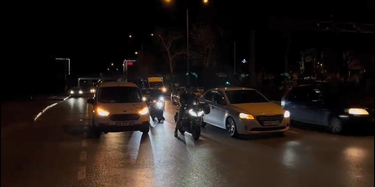 Bursa'da lodos etkili oldu; otobüs durağı yerinden söküldü, sokaktaki atık giysi dolabı araçların üzerine devrildi (2)