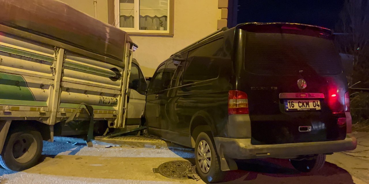 Kamyonet, önünde sürüklediği minibüsle eve girdi
