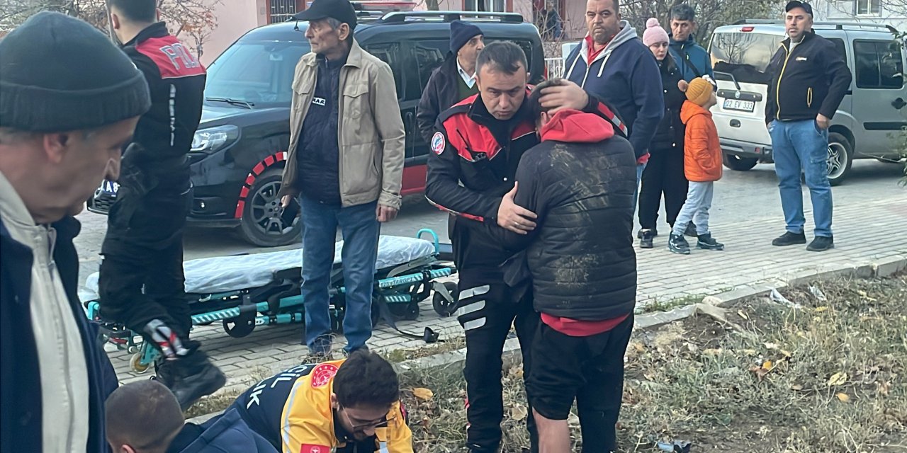 Kazada yaralanan kız arkadaşına müdahale edilirken polise sarılıp ağladı