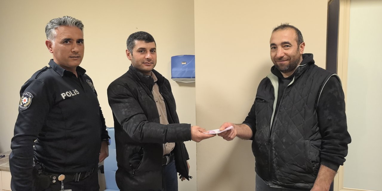 ATM'de bulduğu parayı polise teslim etti