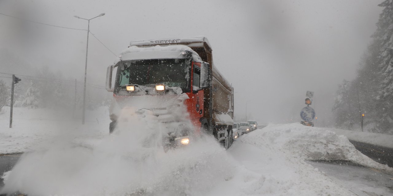 Bolu Dağı'nda Yoğun Kar Ulaşımı Aksattı