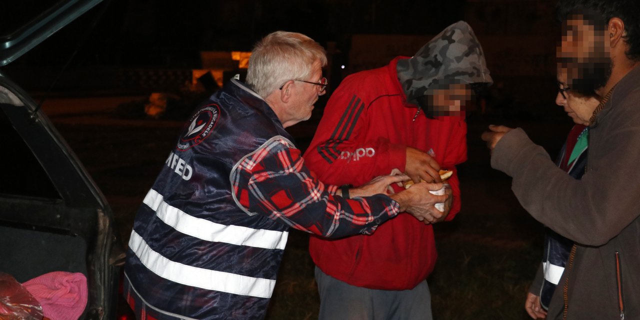 Gönüllülerden Madde Bağımlıları Ve İhtiyaç Sahiplerine Yemek Dağıtımı