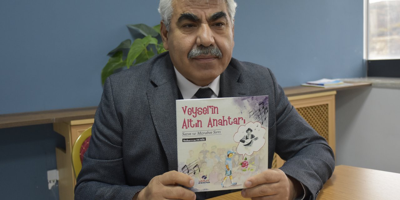 Aşık Veysel'in Umudunu Yazdı, İlçedeki Öğrencilere Ücretsiz Dağıttı