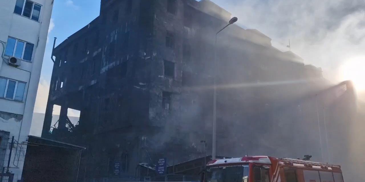 Beylikdüzü'nde Plastik Fabrikasındaki Yangına Müdahale Sürüyor