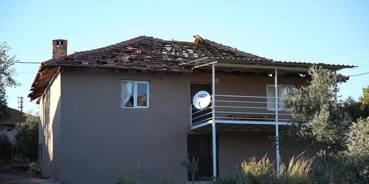 Antalya'da Fırtına Ağaçları Devirdi, Seraları Yıktı (5)