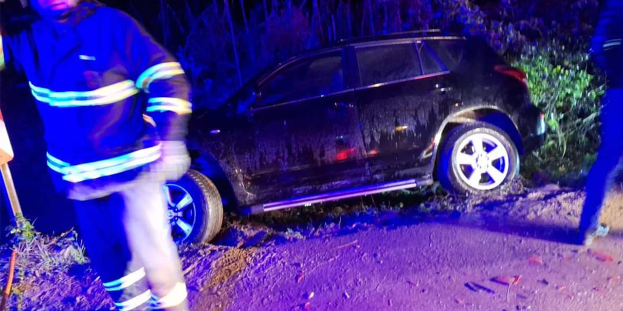 Otomobil, emniyet şeridindeki otomobile çarptı: 2 ölü, 3 yaralı