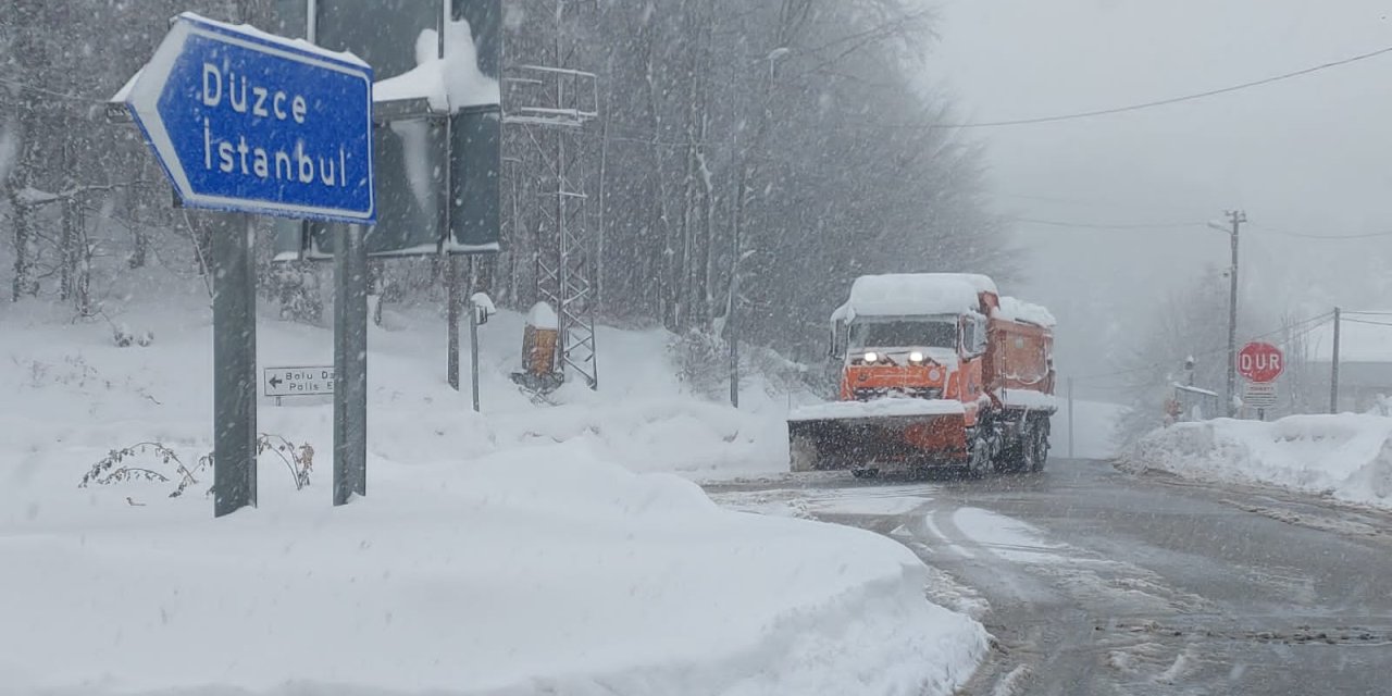 Bolu Dağı'nda Yağış Sürüyor; Sürücülere Kar Lasiği Uyarısı