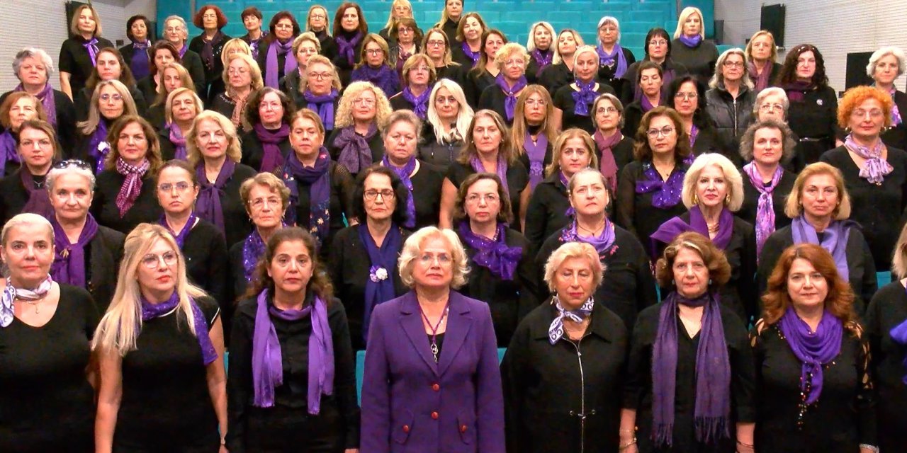 Mor Fularlarla Sahneye Çıkıp, Besteledikleri Şarkıyla Kadına Şiddete ‘Dur’ Dediler