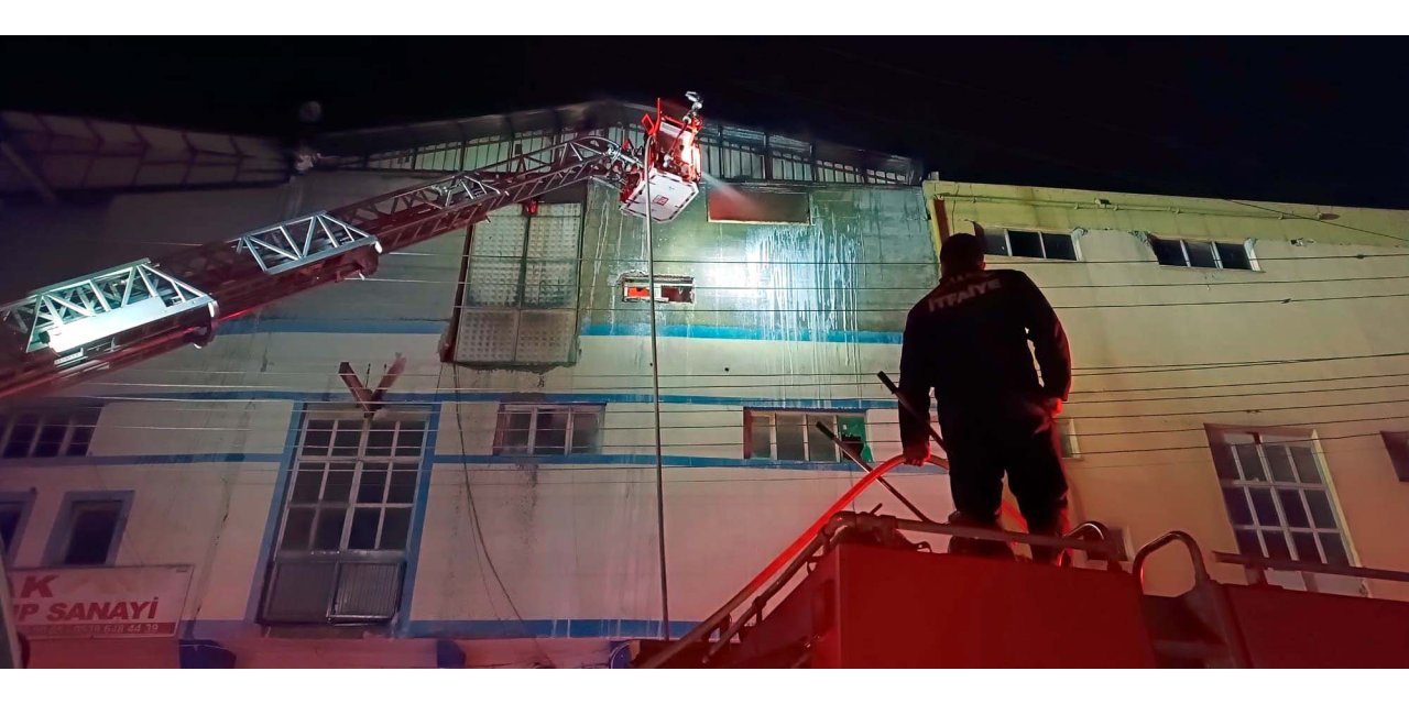 Gaziantep'te Ayakkabı Ve Terlik İmalathanesindeki Yangın 4 Saatte Söndürüldü