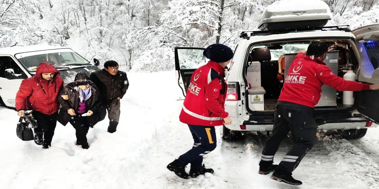 Yolu kapalı mahallede rahatsızlanan kadını, UMKE hastaneye yetiştirdi