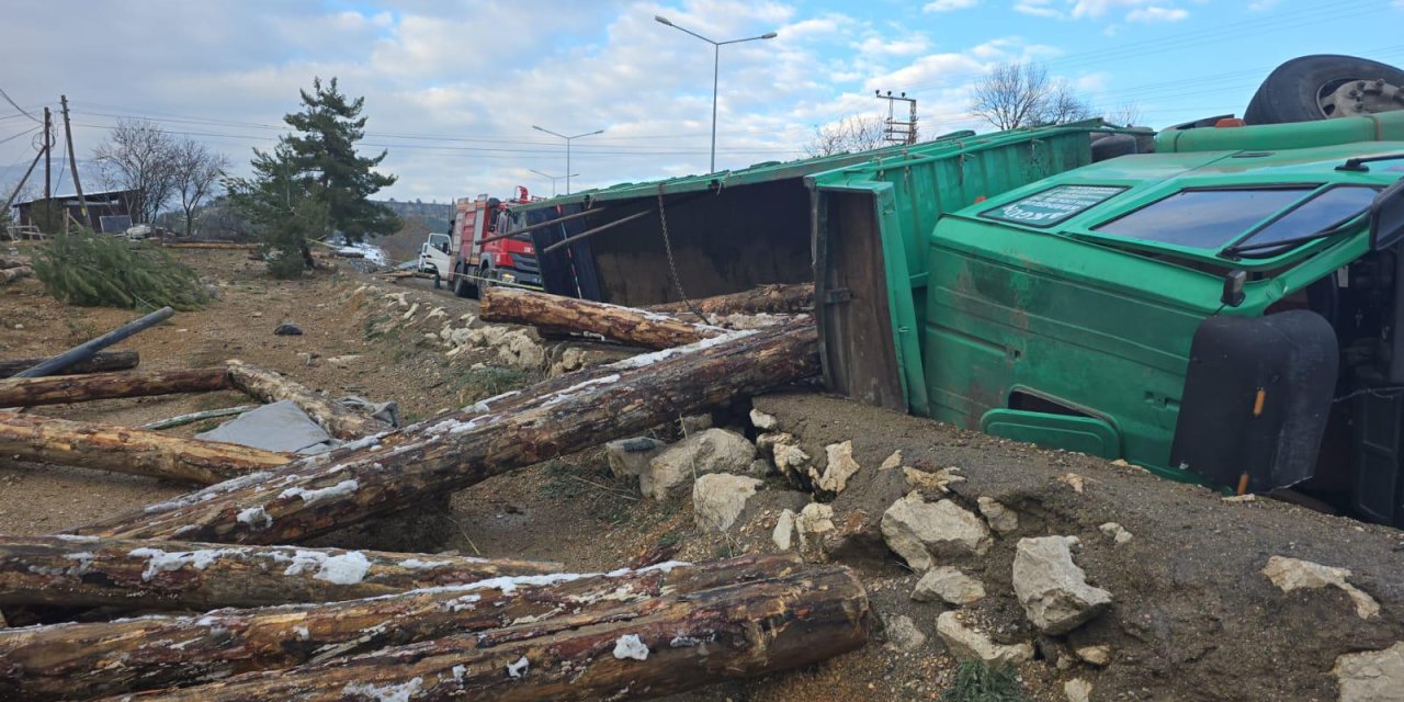 Safranbolu'da devrilen tomruk yüklü kamyondaki 2 kişi öldü