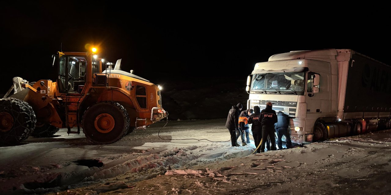 Ardahan'da Kar, Tipi Ve Buzlanma; 4 Tır Yolda Kaldı