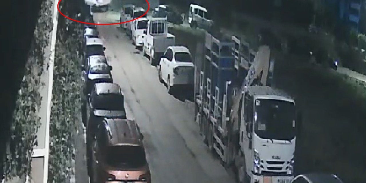 Bursa'da, otomobil ile çarpışan işçi servis minibüsü devrildi: 8 yaralı