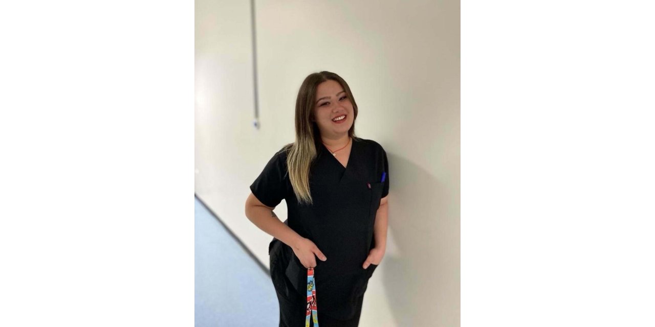 İzmir Kazada Ölen İkizi Gizem'in Doğum Gününü Mezarı Başında Pastayla Kutladı