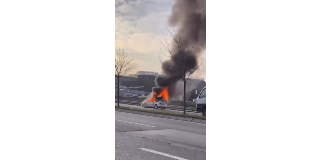 Seyir halindeki hafif ticari araç alev alev yandı; o anlar kamerada