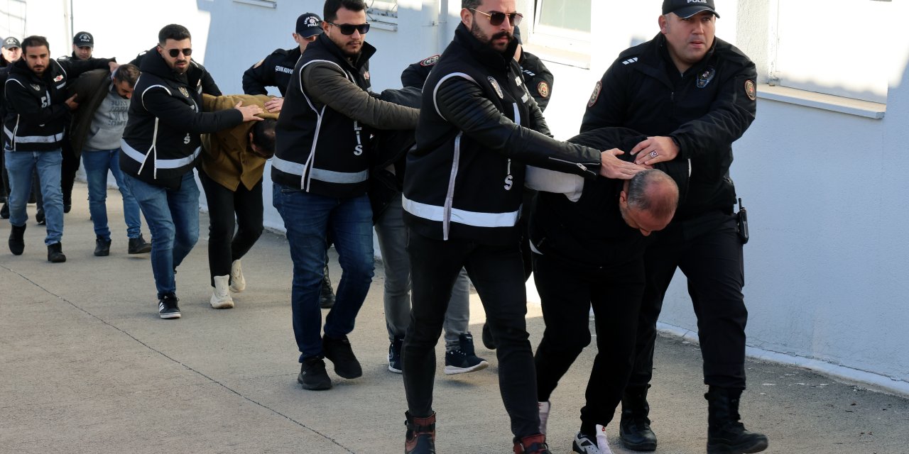 Bankaların ATM'sine sahte 45 bin 800 dolar yatırdılar