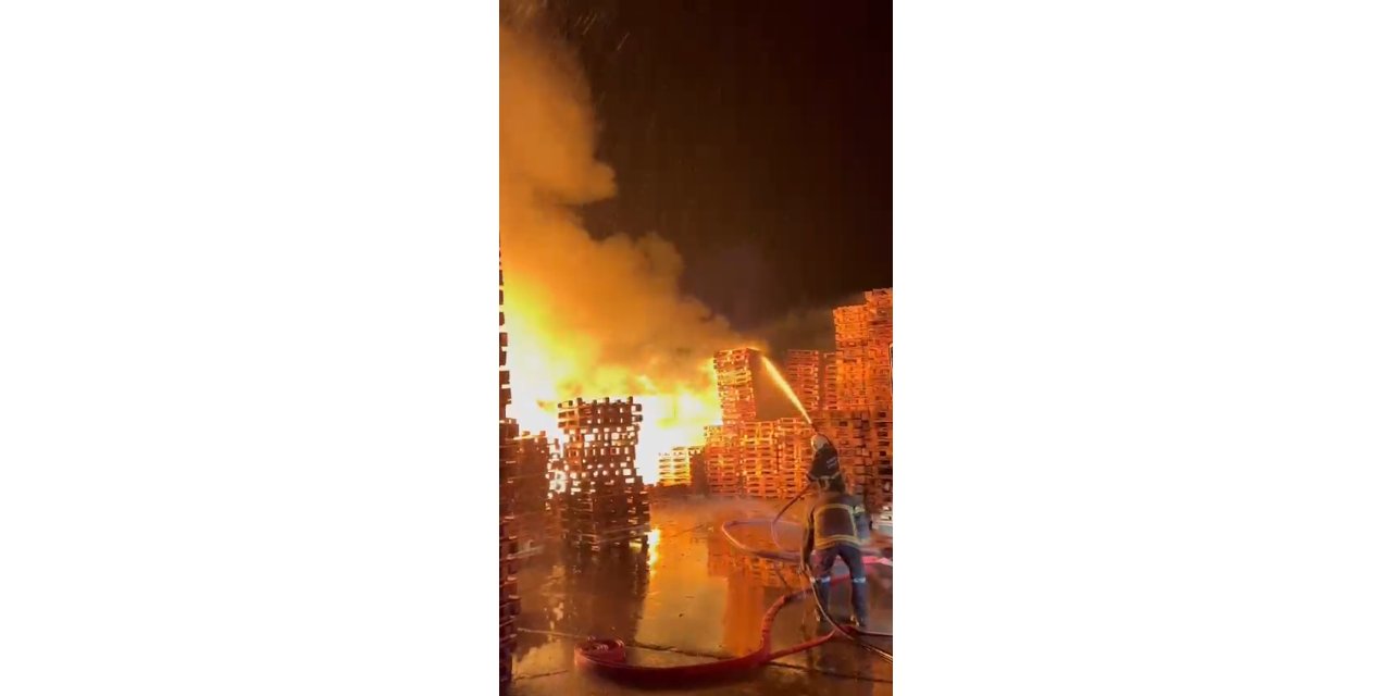Adana'da palet imalathanesindeki yangın korkuttu