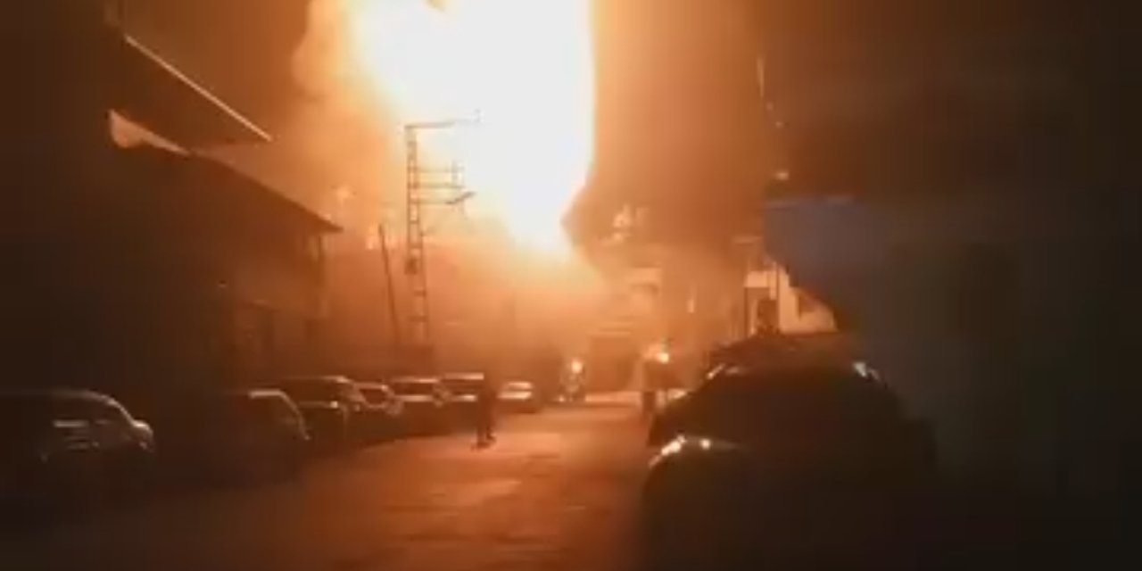 Hatay'da patlayan trafodan çıkan alevlerin gecenin karanlığını aydınlatması kamerada