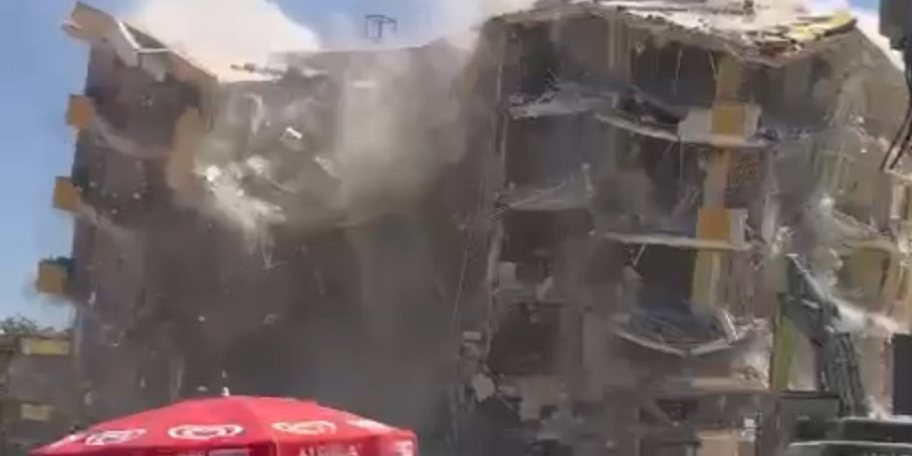 Gaziantep'te Hasarlı 5 Katlı Bina, Yıkım Sırasında Çöktü