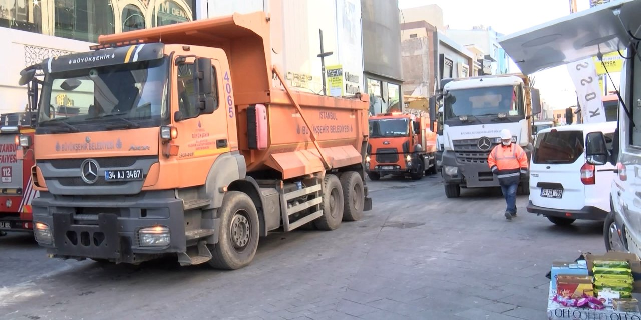 Güngören'de yıkılan binada göçük altında kalan işçiyi arama çalışmaları sürüyor