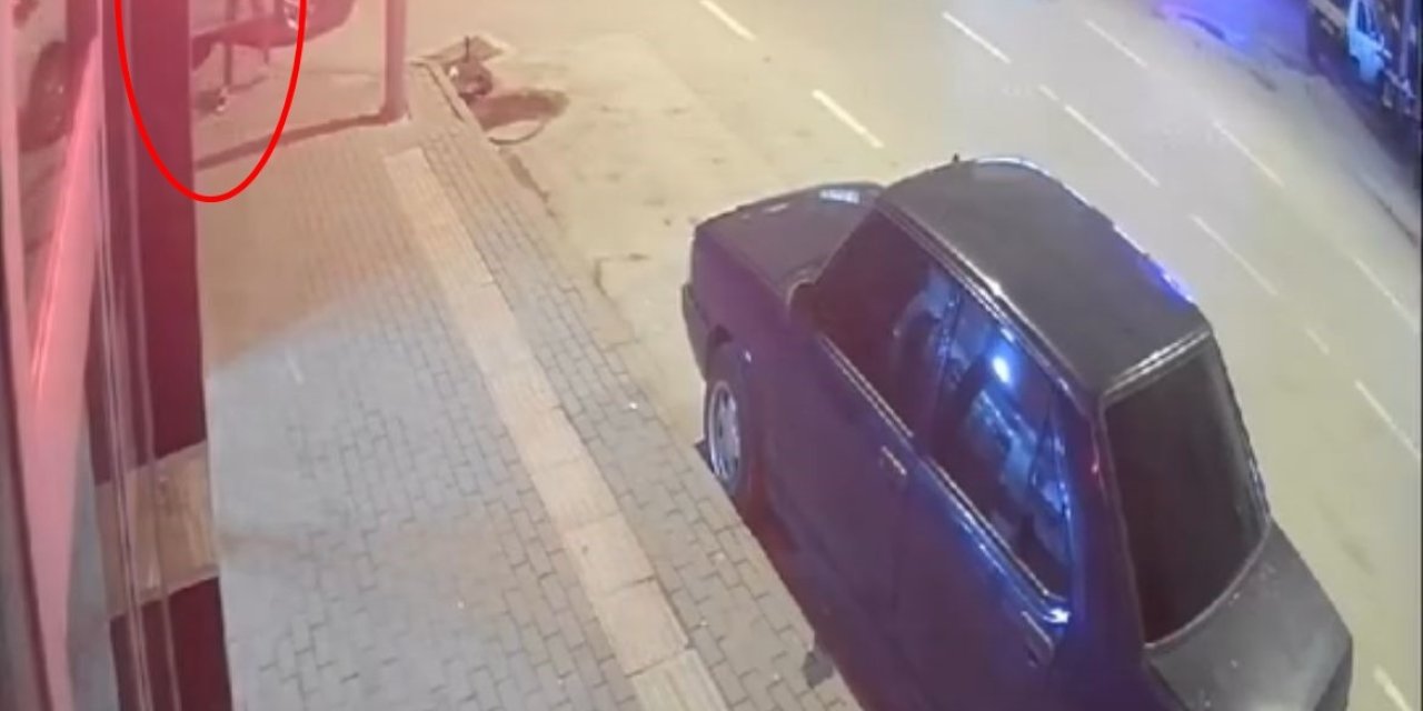 Reklam tabelasıyla iş yerinin camını kırdı; o anlar kamerada