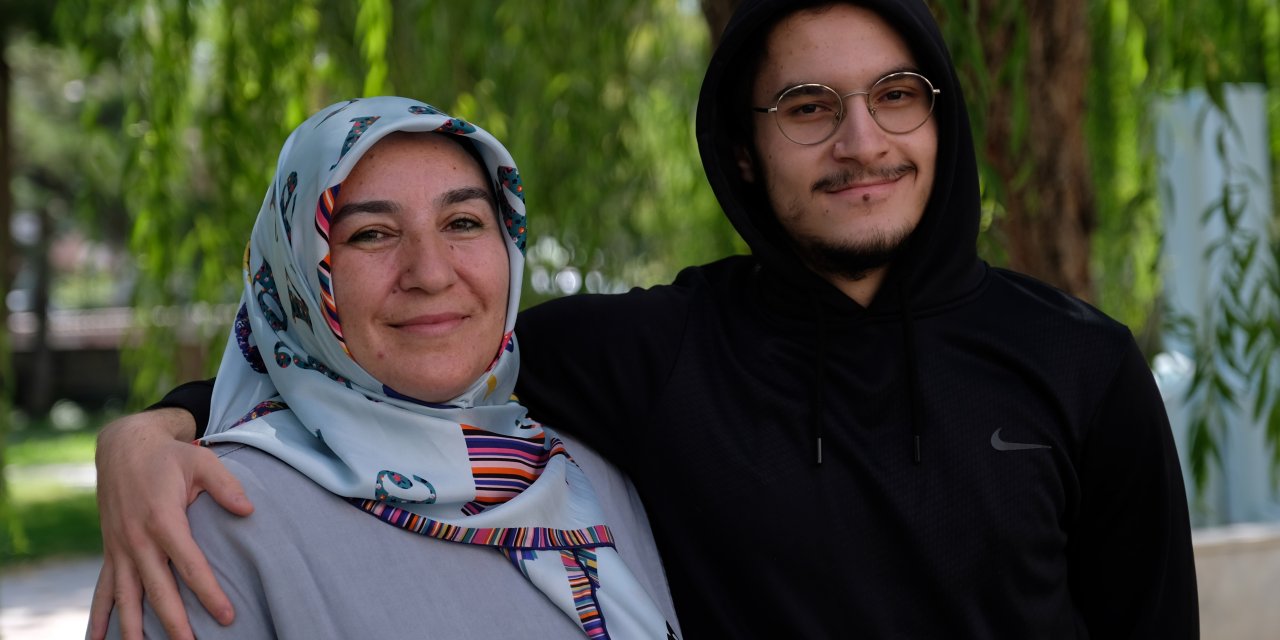 3 Çocuk Annesi Ev Kadını, 3'üncü Üniversitesine Oğluyla Gidecek