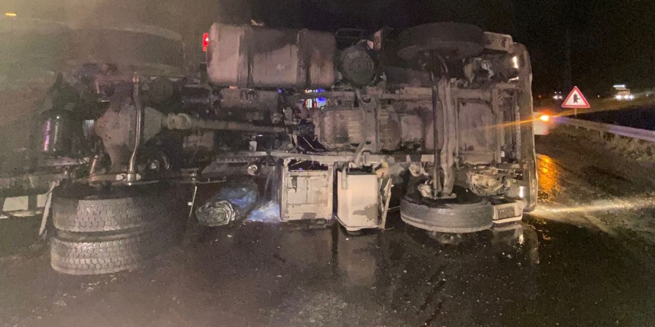 Susurluk'ta devrilen TIR'ın şoförü yaralandı