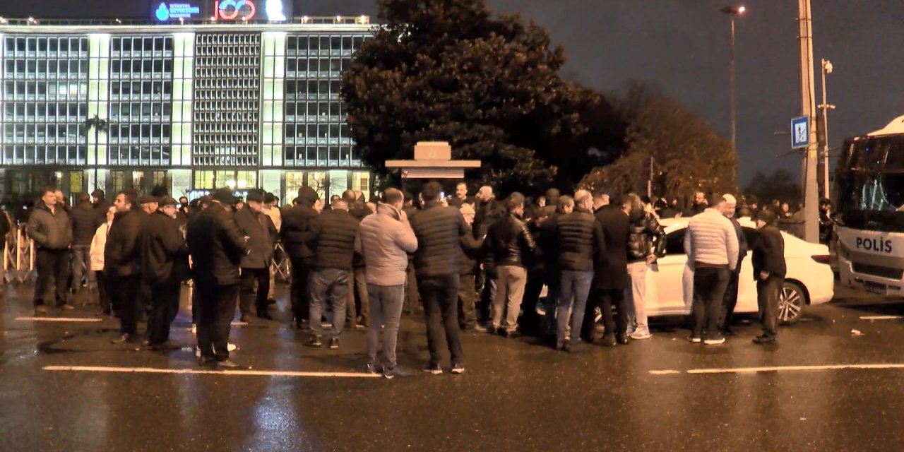 İstanbul- Özel halk otobüsü sahiplerinden belediye önünde eylem