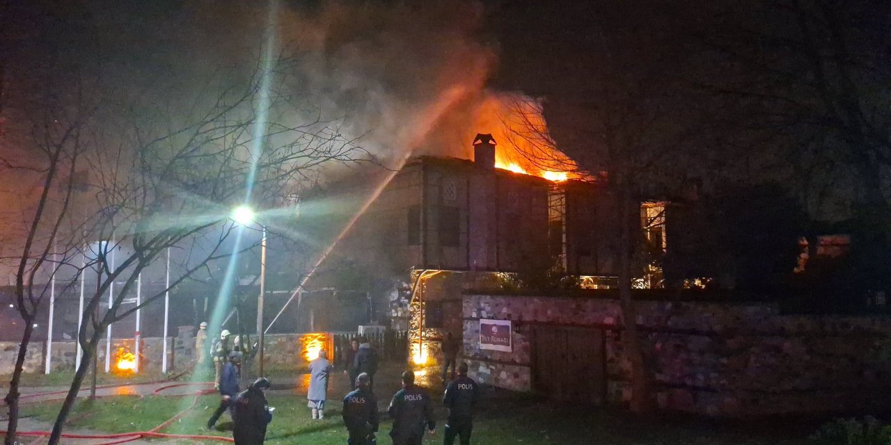 Bursa'da 2 katlı otelin çatısında çıkan yangın söndürüldü