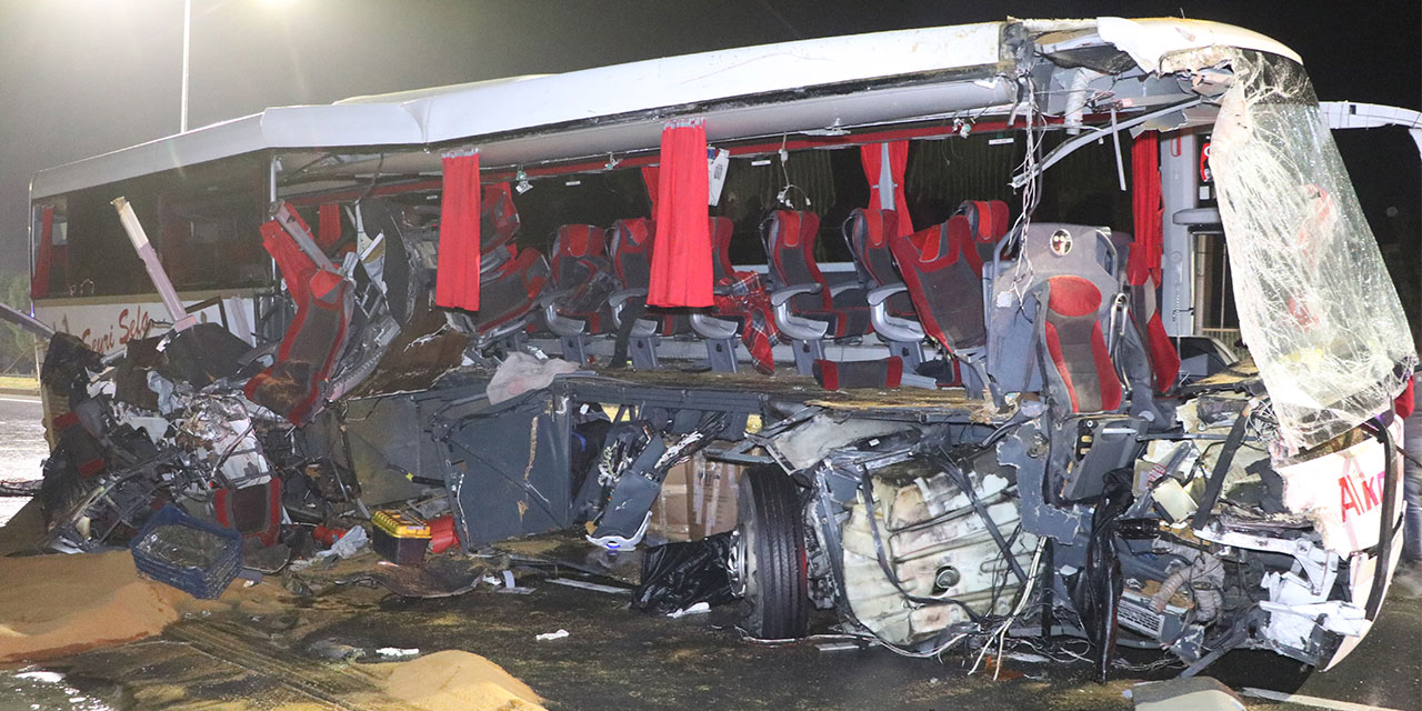 Denizli'de yolcu otobüsü TIR'a çarptı; 1 ölü, 20 yaralı