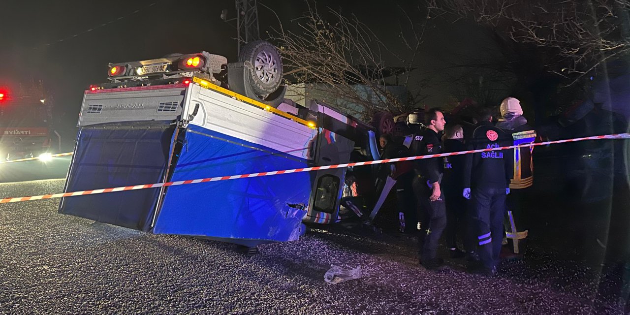 Manisa'da hafif ticari araç ile kamyonet çarpıştı: 6 yaralı