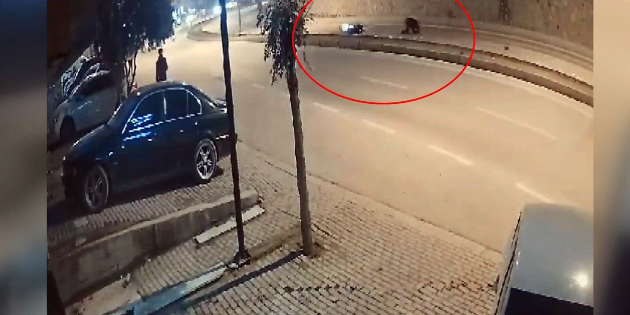 Devrilen motosikletinden düşüp takla attı, tekrar binerek yoluna devam etti; kaza kamerada