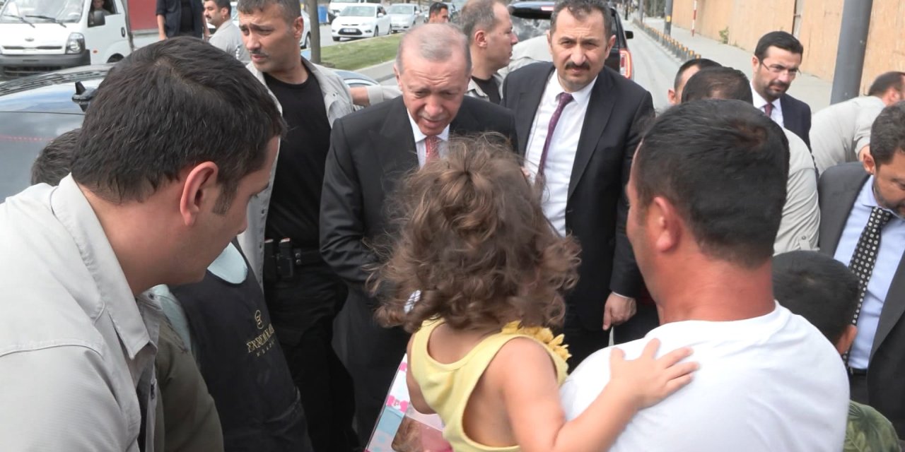 Cumhurbaşkanı Erdoğan Çocuklara Oyuncak Dağıtıp Çevredekilerle Sohbet Etti
