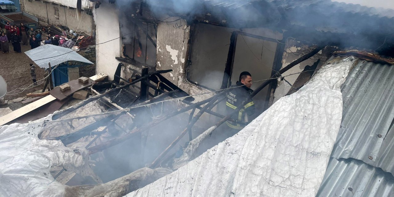 Çocuklarının odasının kapısını tekmeyle açıp, alevlerden kurtardı