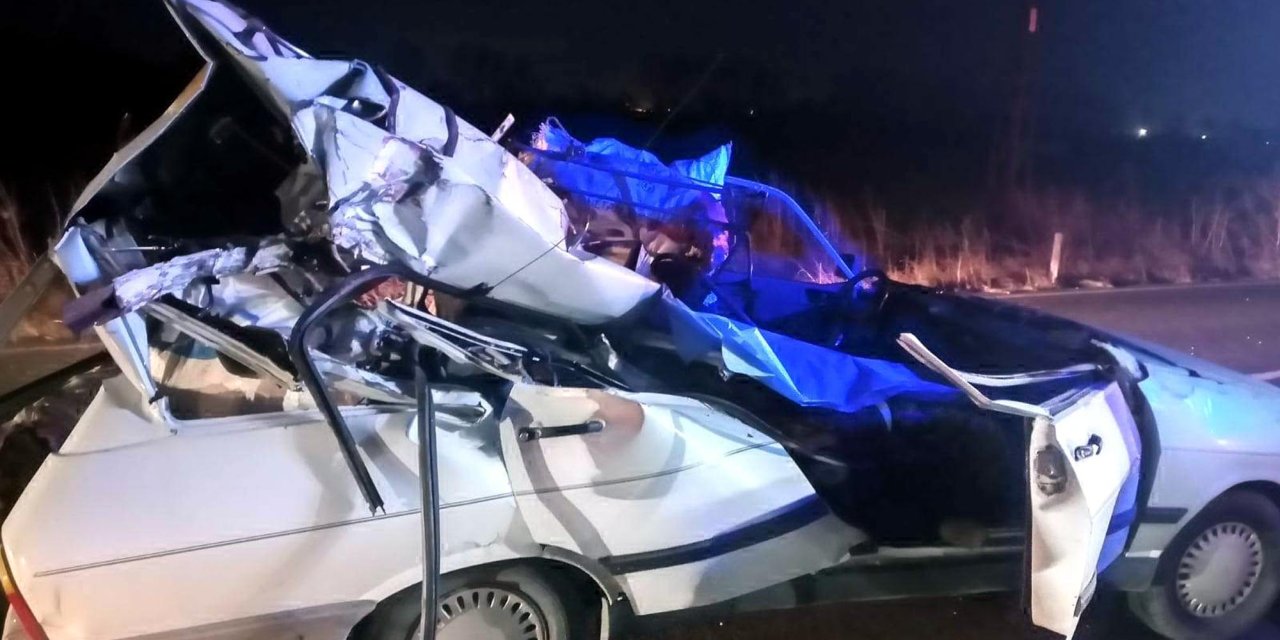 TIR'a çarpan otomobilin sürücüsü yaralandı, eşi öldü