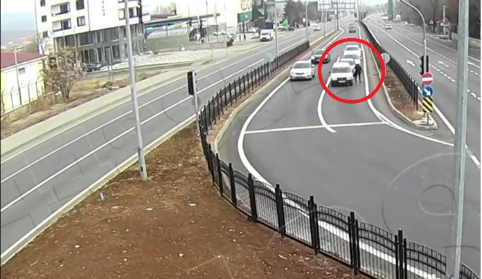 Seyir Halindeki Aracının Aküsü Biten Sürücüye Polis Yardım Etti