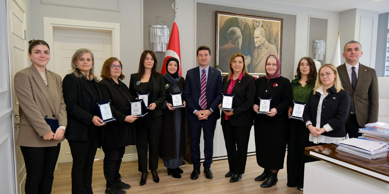 Başkan Kaya, Mor Pazar'ın gönüllü kadın çalışanlarına plaket takdim etti