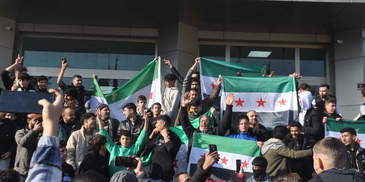 Cilvegözü Gümrük Kapısı’nda Kutlama; ‘Artık Özgürüz, Herkes Vatanına Dönsün’ (2)