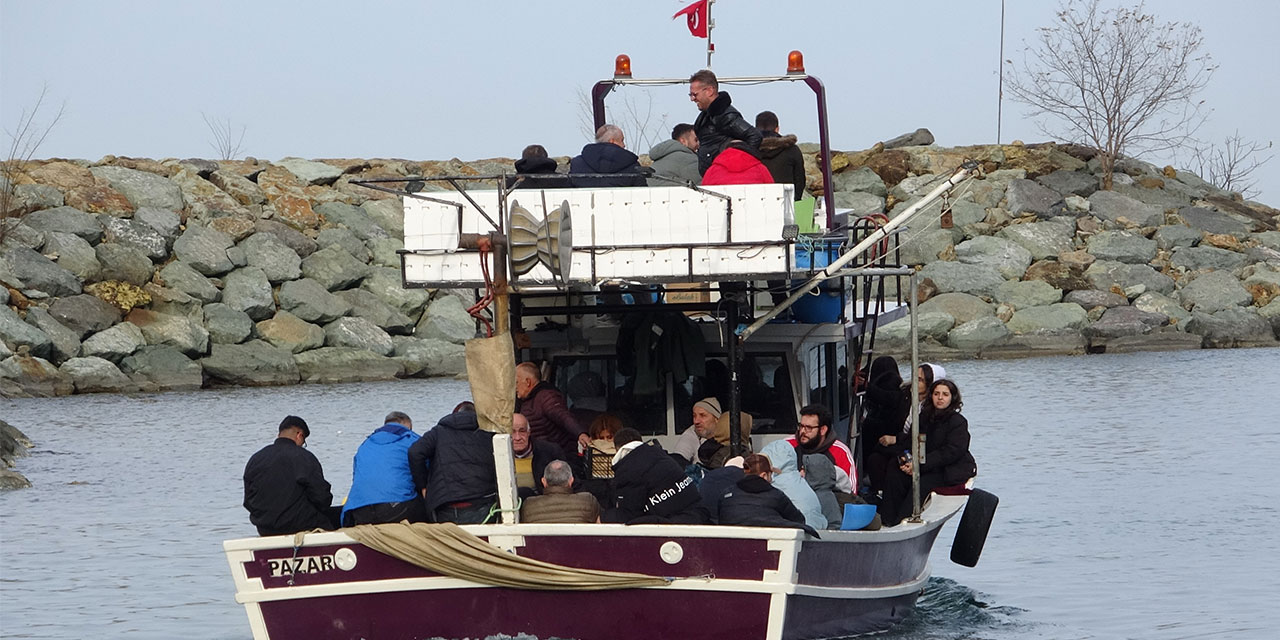 Rize Artvin Havalimanı'ndaki yolcular, balıkçı tekneleriyle denizden taşınıyor