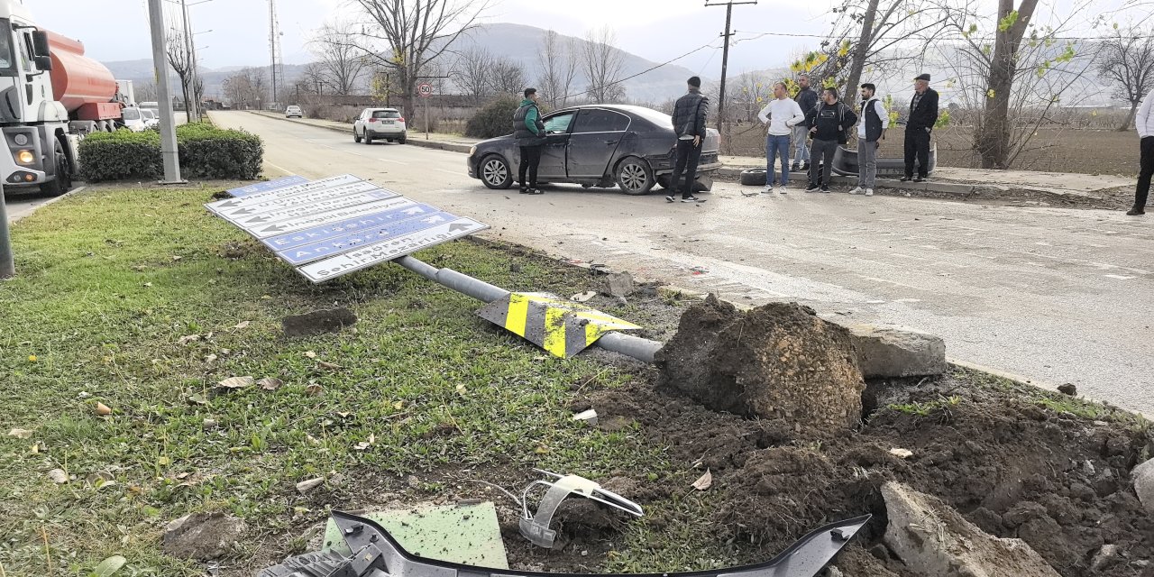 Hafif ticari araçla otomobil çarpıştı; 1'i çocuk 2 kişi yaralandı