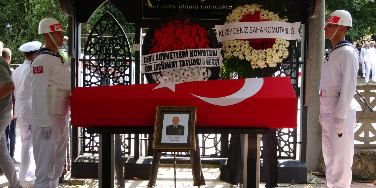 Emekliye Ayrıldıktan 2 Gün Sonra Yaşamını Yitiren Tuğamiral Akçay, Toprağa Verildi