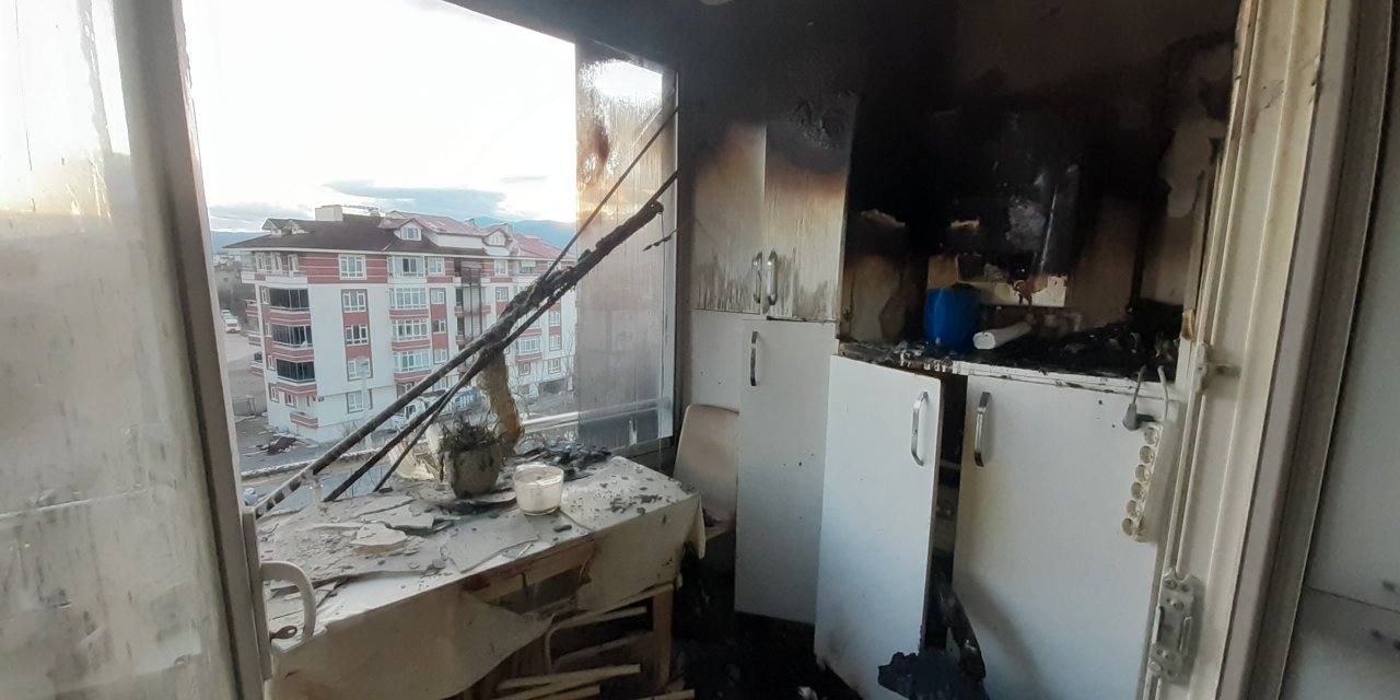 Kombiden çıkan yangında 3 kişi dumandan etkilendi