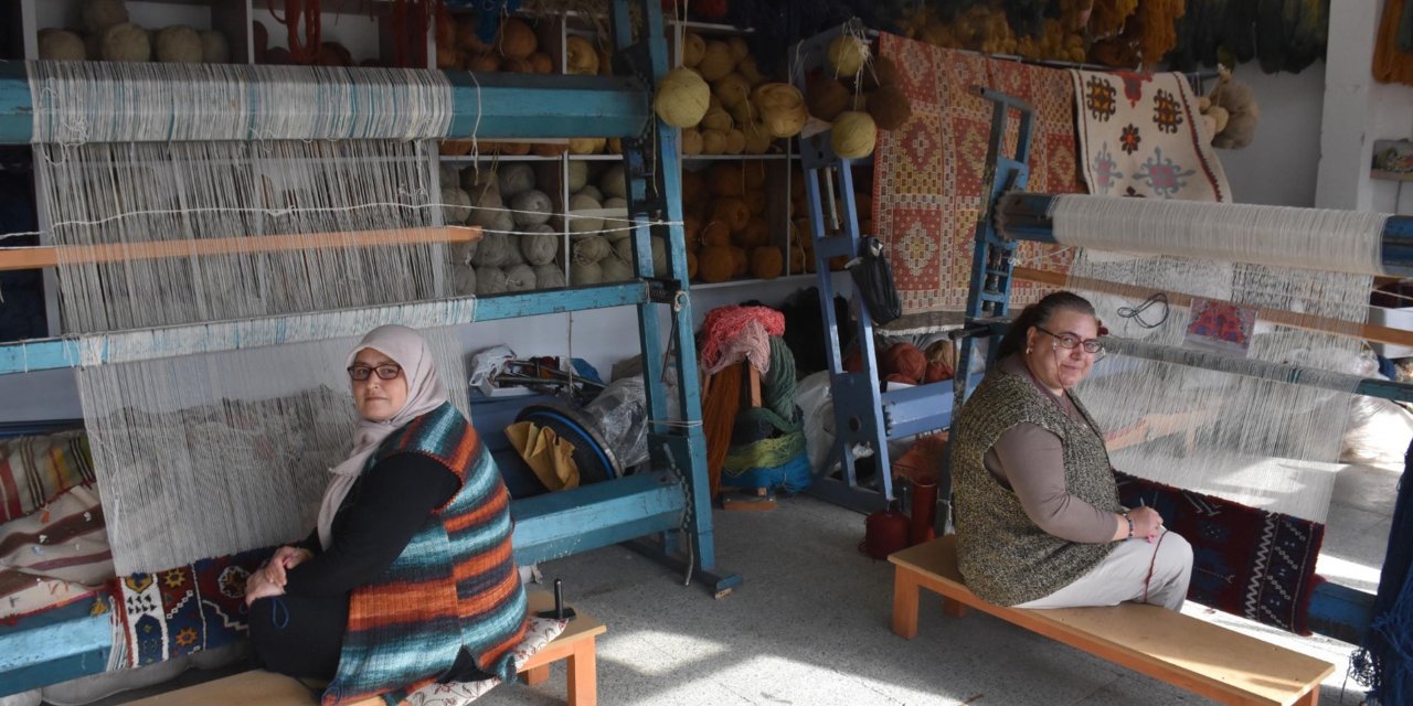 Bergamalı Kadınlar Ata Mirası Halıcılığa Sahip Çıkıyor