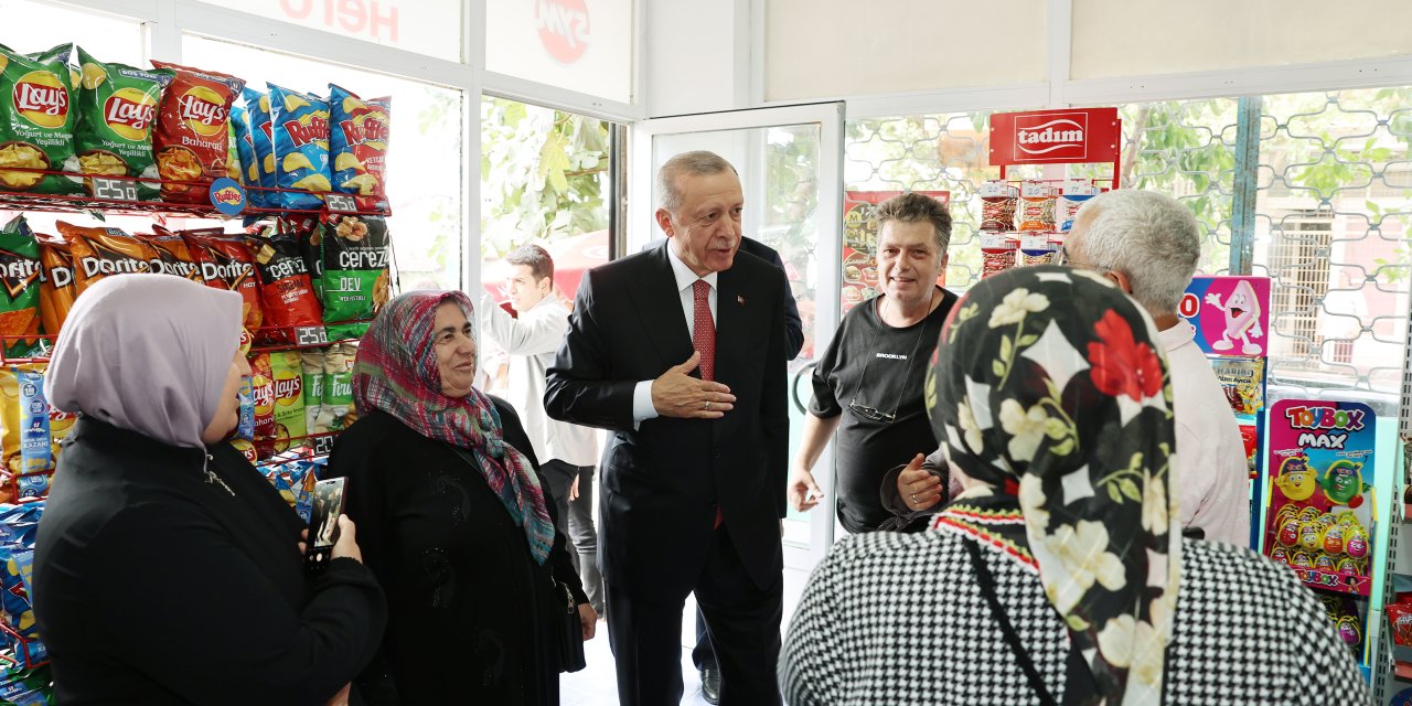 (Ek Bilgiyle) Cumhurbaşkanı Erdoğan Bakkal Dükkanını Ziyaret Etti, Çocuklara Oyuncak Dağıttı