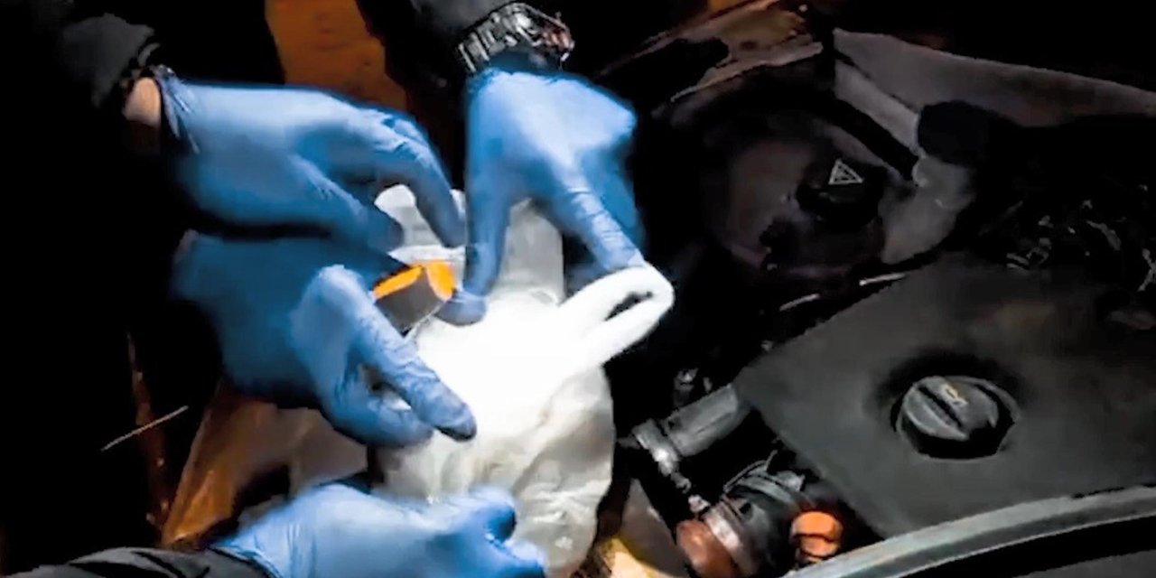 Otomobilin motor kısmında uyuşturucu ele geçirildi; 2 gözaltı