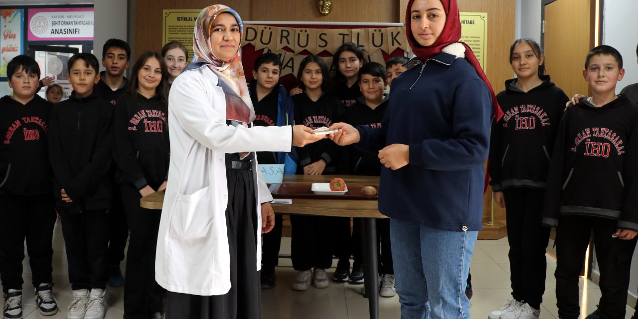 Evden Getirdikleri Meyveleri Okulda Satıp, Sma'lı Muhammed'e Destek Oldular